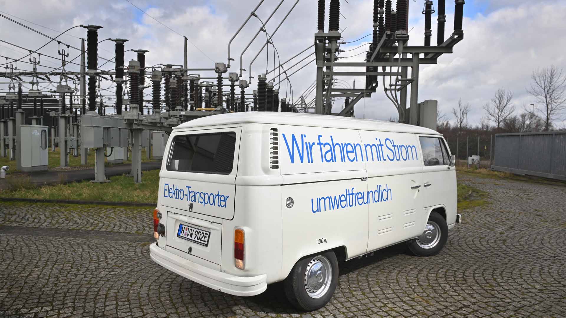 e-Bulli : Volkswagen électrifie son van Combi des 60', mais conserve son  côté vintage
